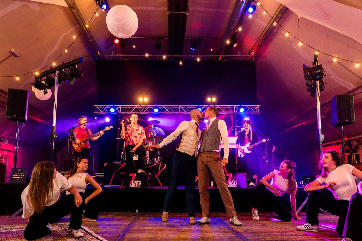 Uitgelaten feest tijdens bruiloft, documentaire trouwfotografie