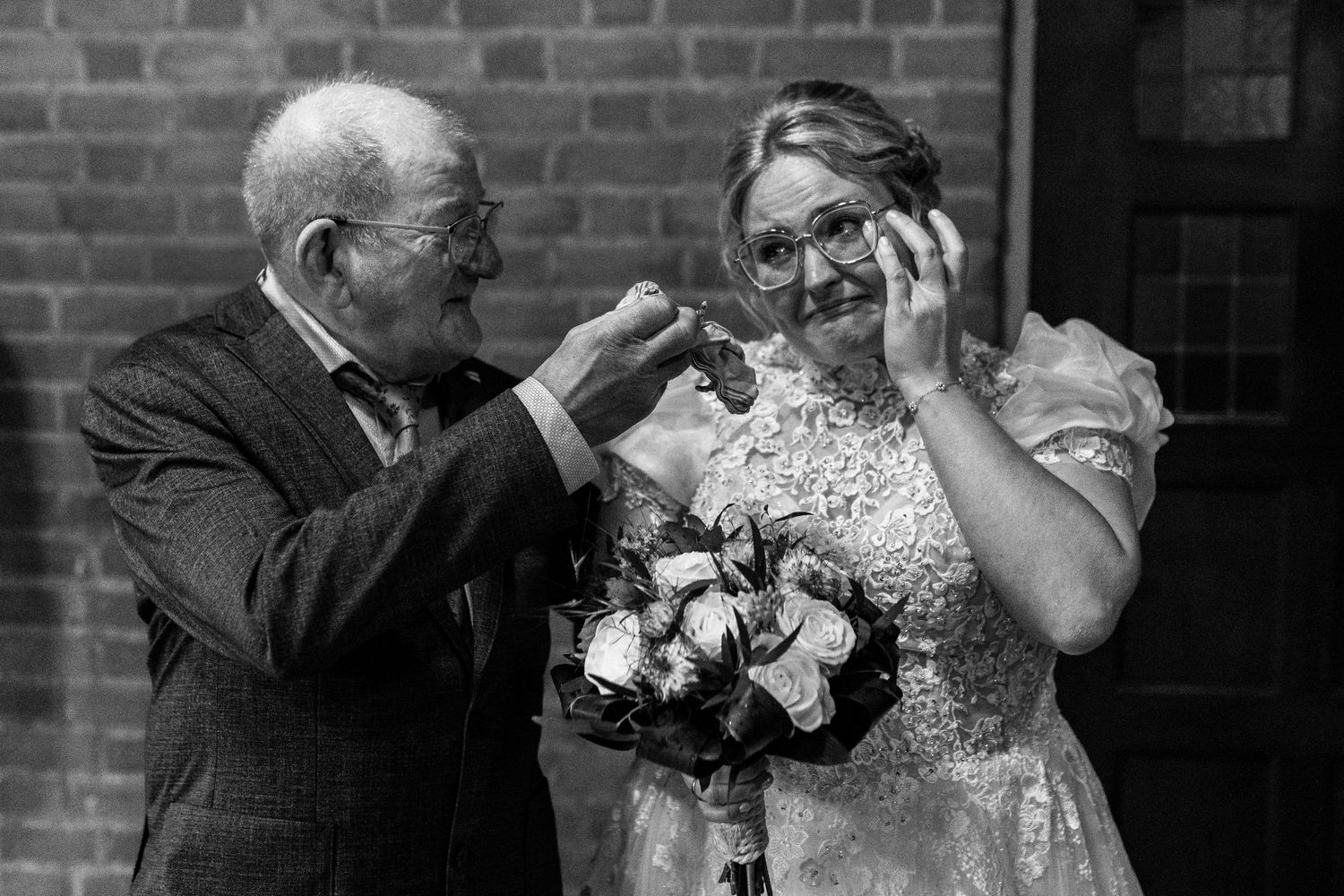 Bruidspaar tijdens het jawoord, trouwfotograaf Almelo. Papa troost dochter