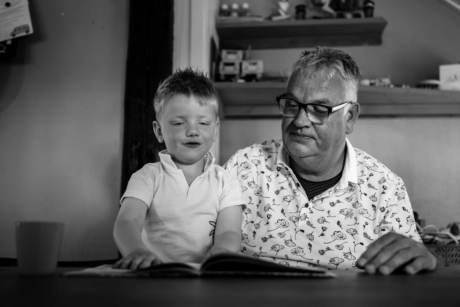Kindjes voor voorgelezen door opa in appelscha