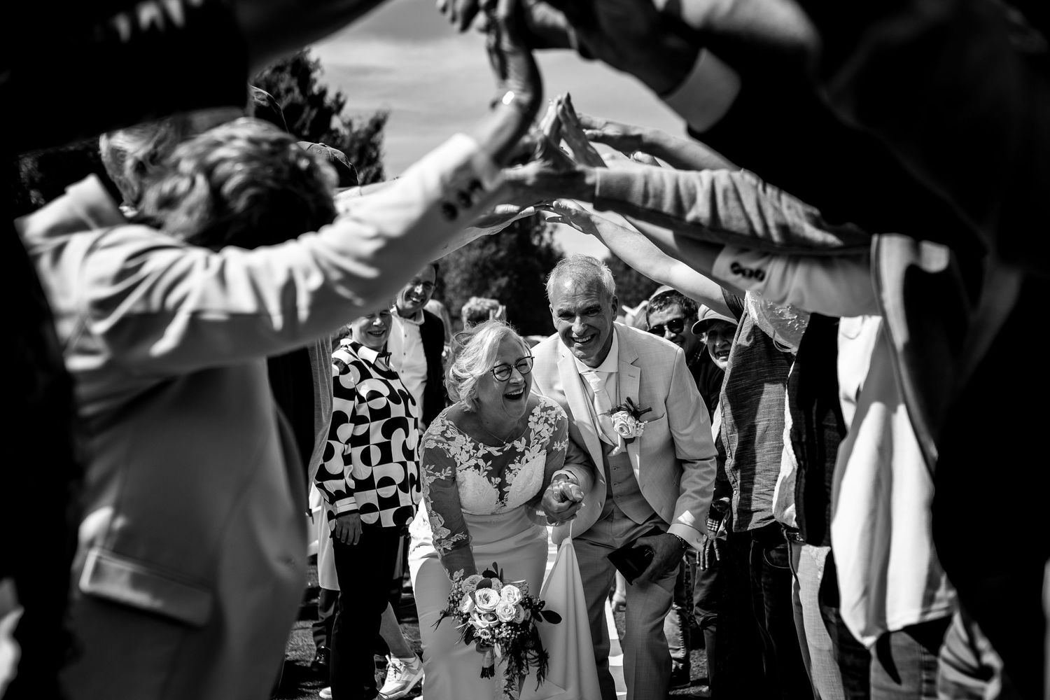 Onbewaakt moment tijdens trouwdag, vastgelegd door trouwfotograaf Twente