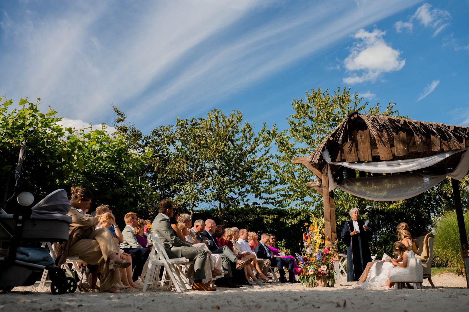 Onbewaakt moment tijdens trouwdag, vastgelegd door trouwfotograaf Twente