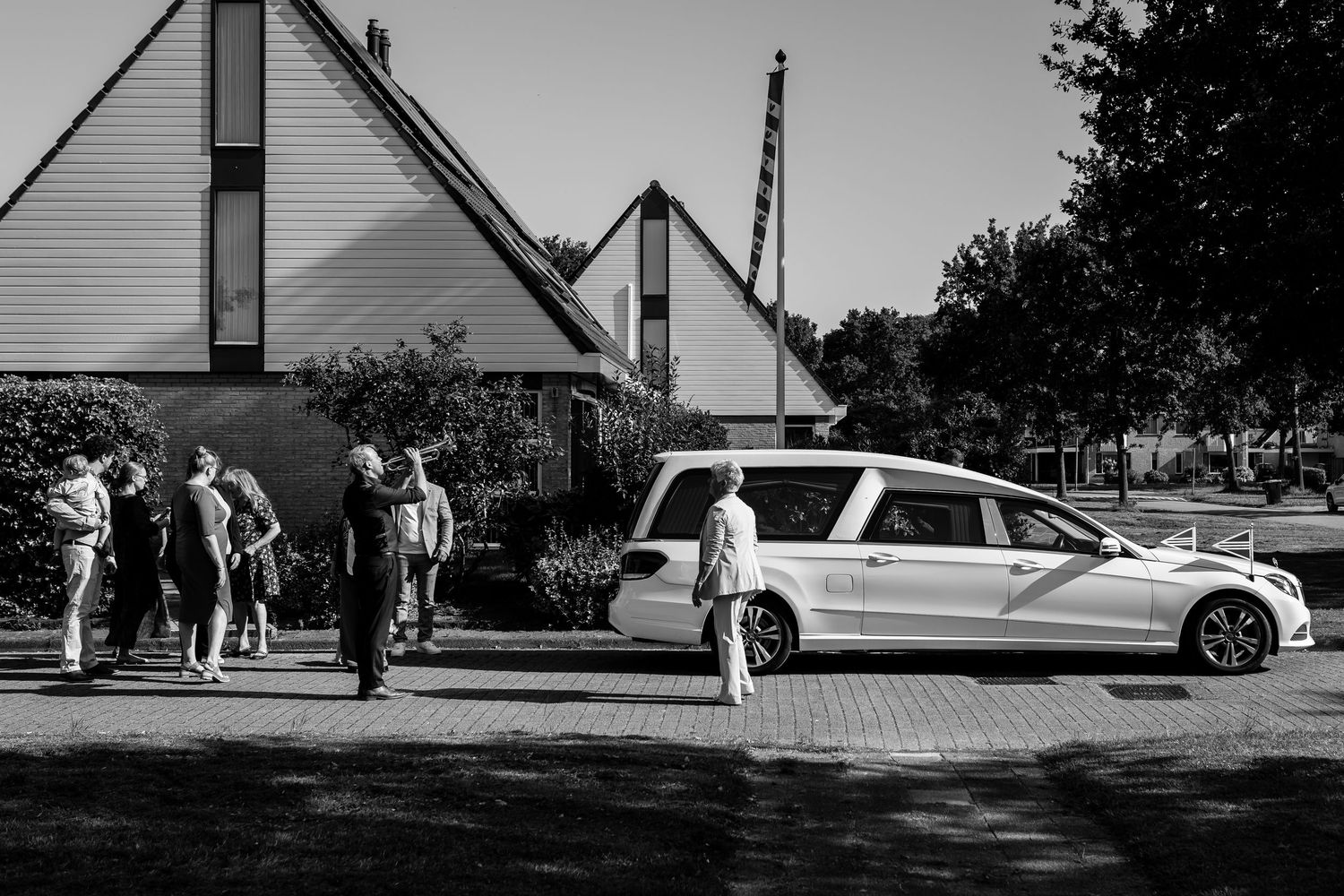Troost en verbondenheid na afscheid, rouwfotografie Overijssel. Groningen, uitvaart. witte rozen, kist, handen, trouwring, speech