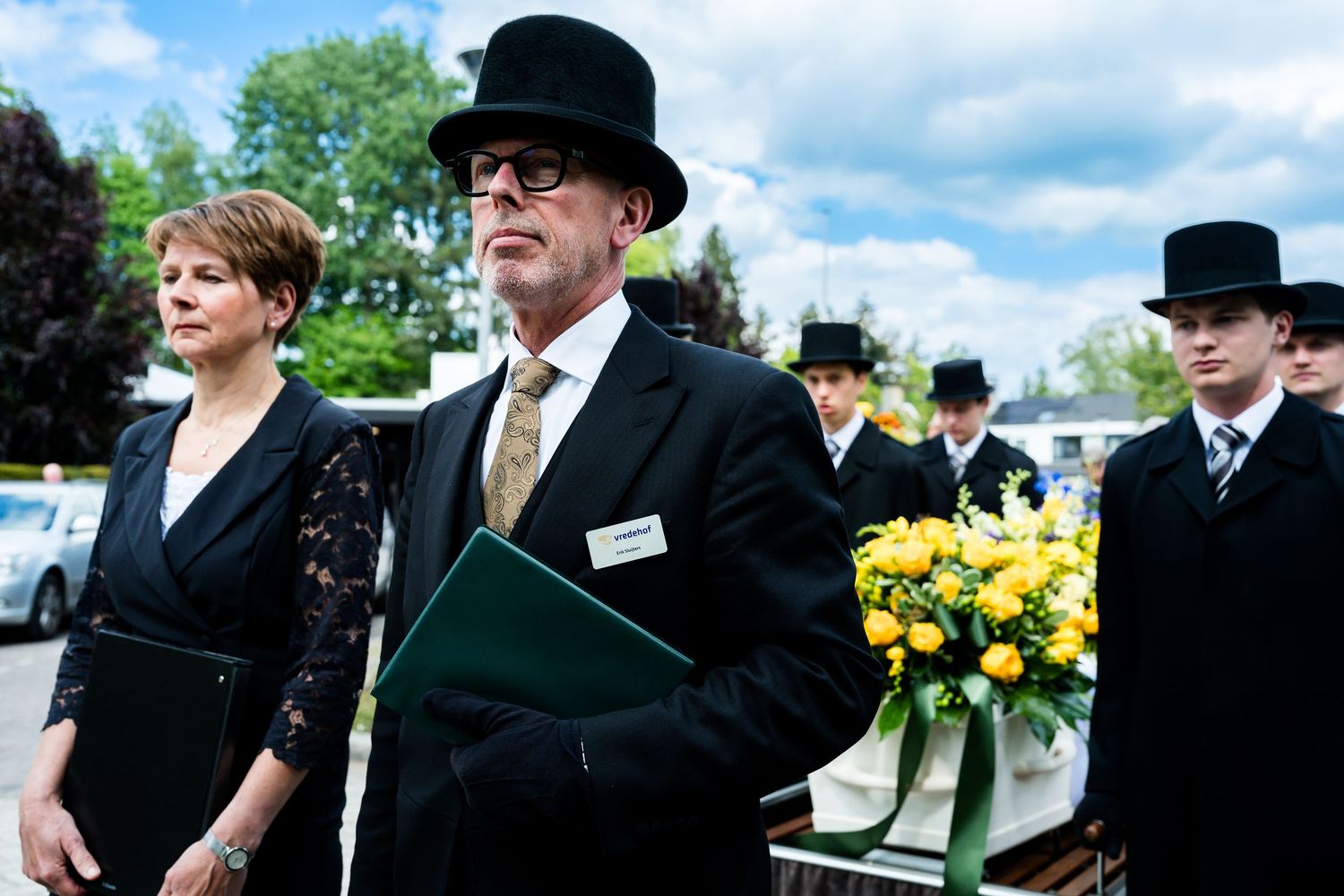 Rouwdragers bij uitvaart, vastgelegd door afscheidsfotograaf Twente.