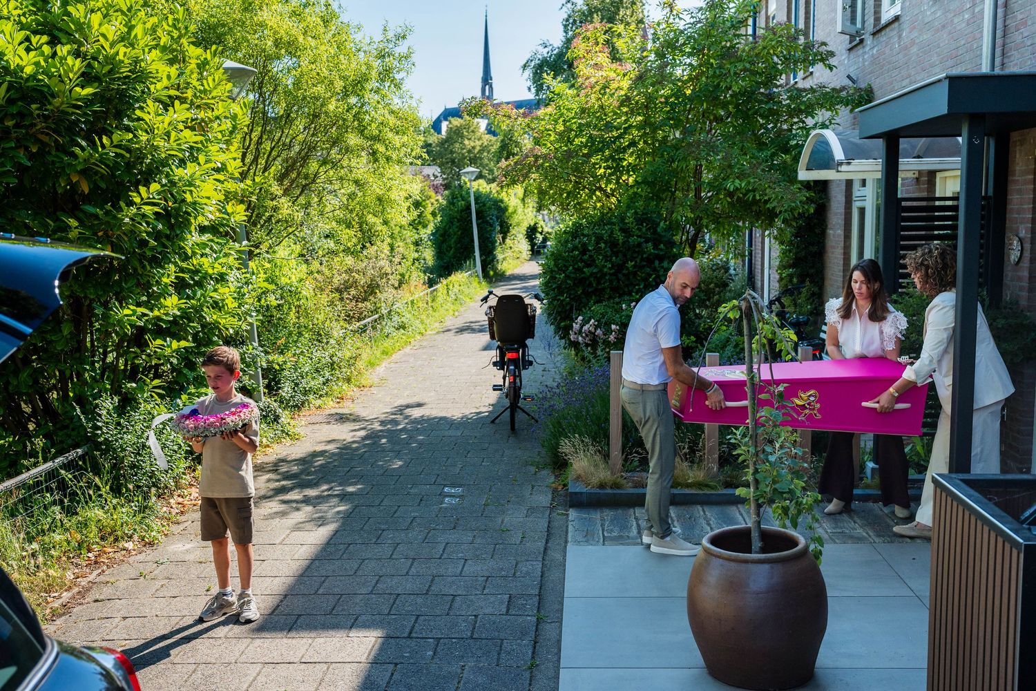 Ouders dragen dochter uit het ouderlijk huis
