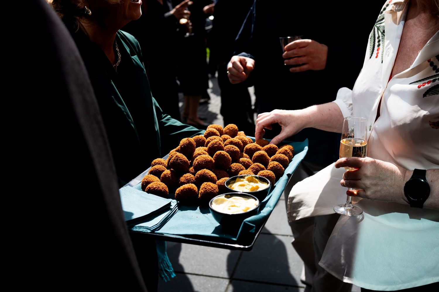 Afscheidsfotograaf legt herinnering vast tijdens uitvaart. Vier het leven. Proost. afscheid, crematie