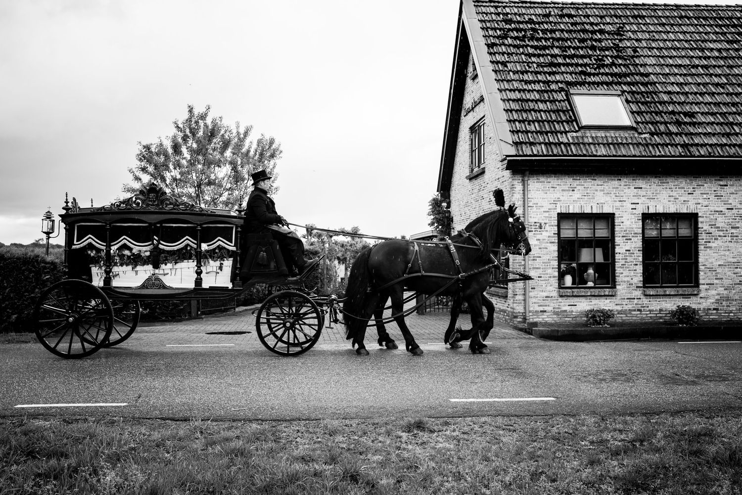 Troost en verbondenheid na afscheid, rouwfotografie Overijssel. Groningen, uitvaart. witte rozen, kist, handen, trouwring, speech