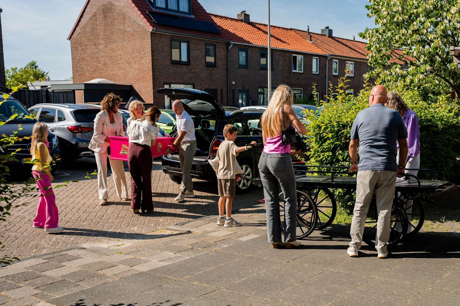 Ouders brengen kindje naar de avondwake.