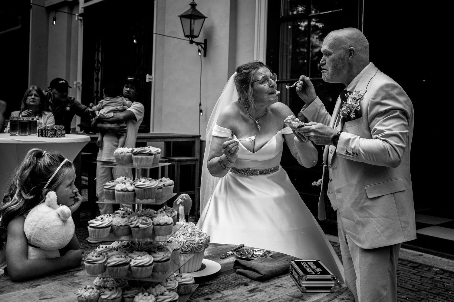 Onbewaakt moment tijdens trouwdag, vastgelegd door trouwfotograaf Twente