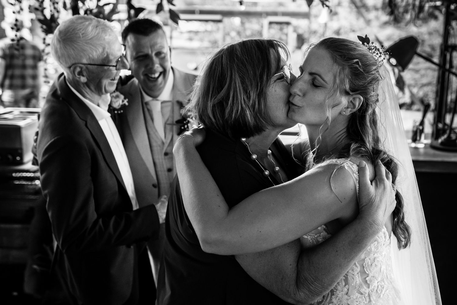 Emotionele omhelzing tussen vader en bruid, trouwfotograaf Twente