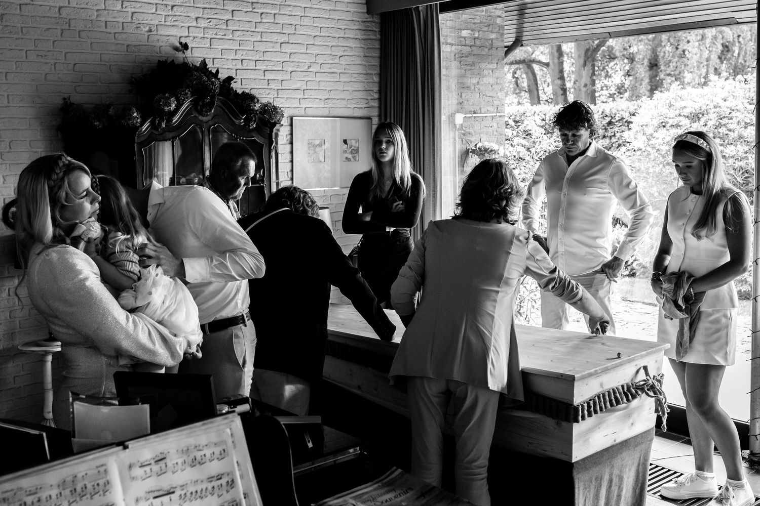 Afscheidsfotograaf legt moment vast bij het sluiten van de kist