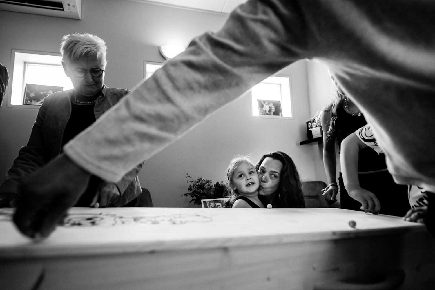 Afscheidsfotograaf legt moment vast bij het sluiten van de kist