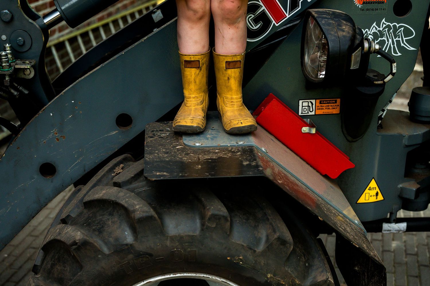gele laarsjes op de trekker