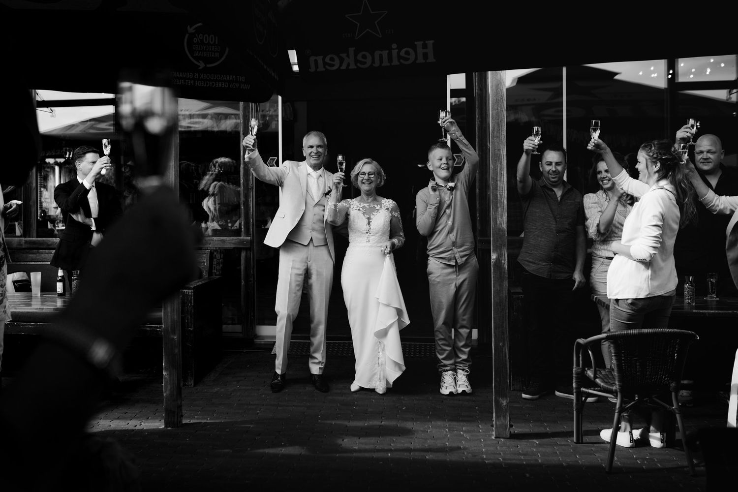 Uitgelaten feest tijdens bruiloft, documentaire trouwfotografie