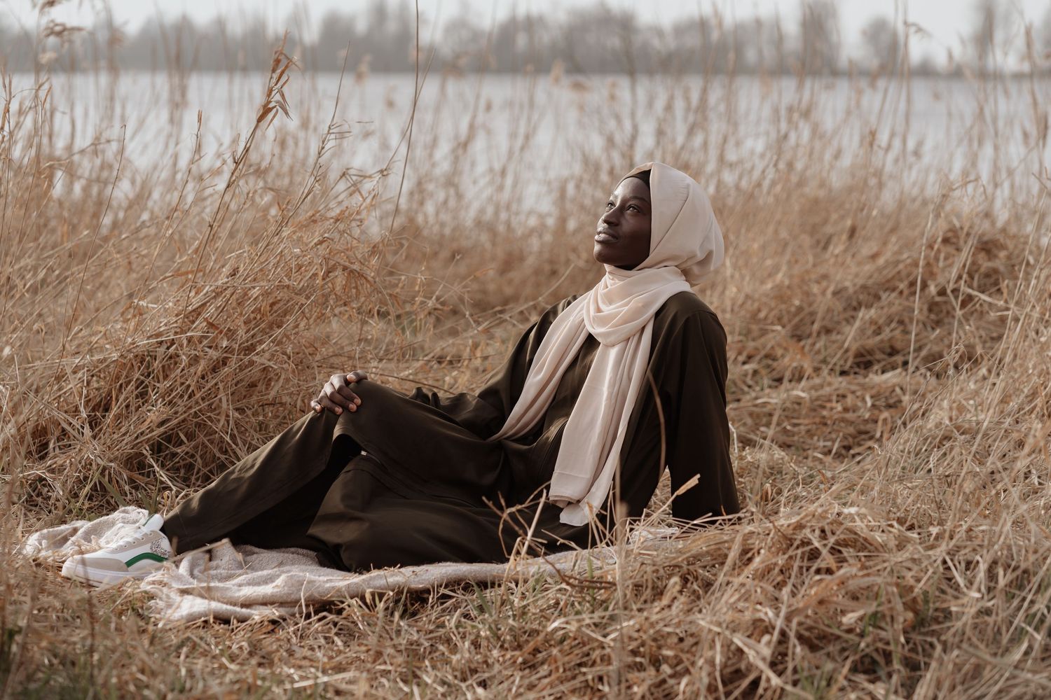 een fotoshoot tussen het riet. een rustige locatie met een zachte uitstralling.