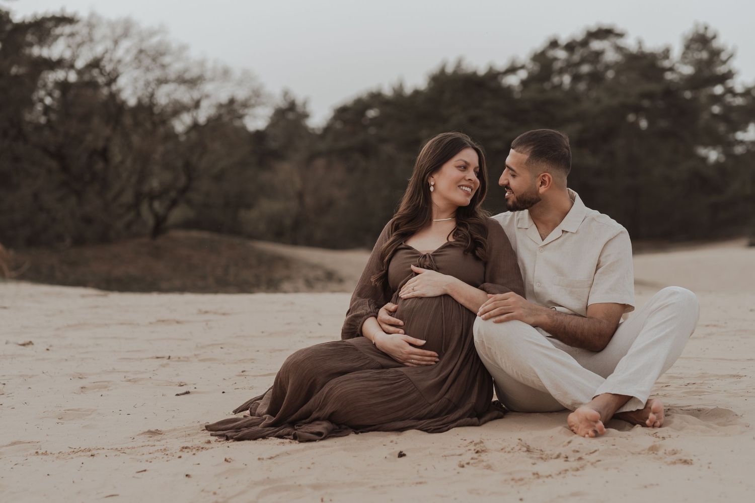 zwnagerschap fotoshoot met man in Kootwijkerzand
