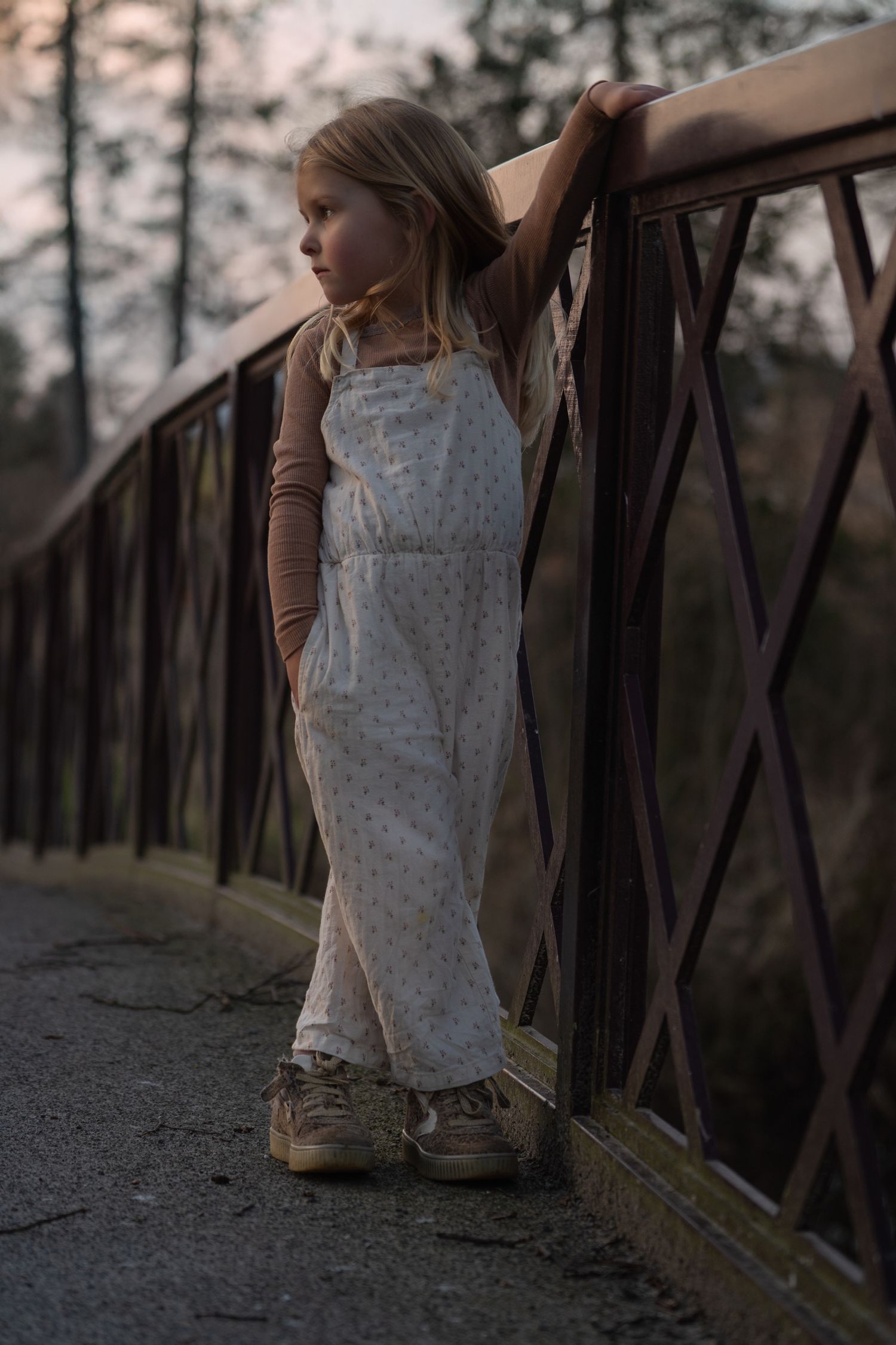 kindje op een brug met een outfit van Lil atelier
