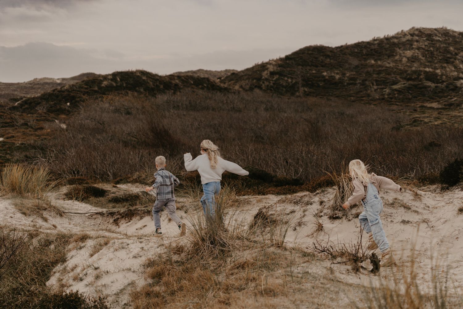 Rennende kinderen in de duinen bij  Hargen aan zee