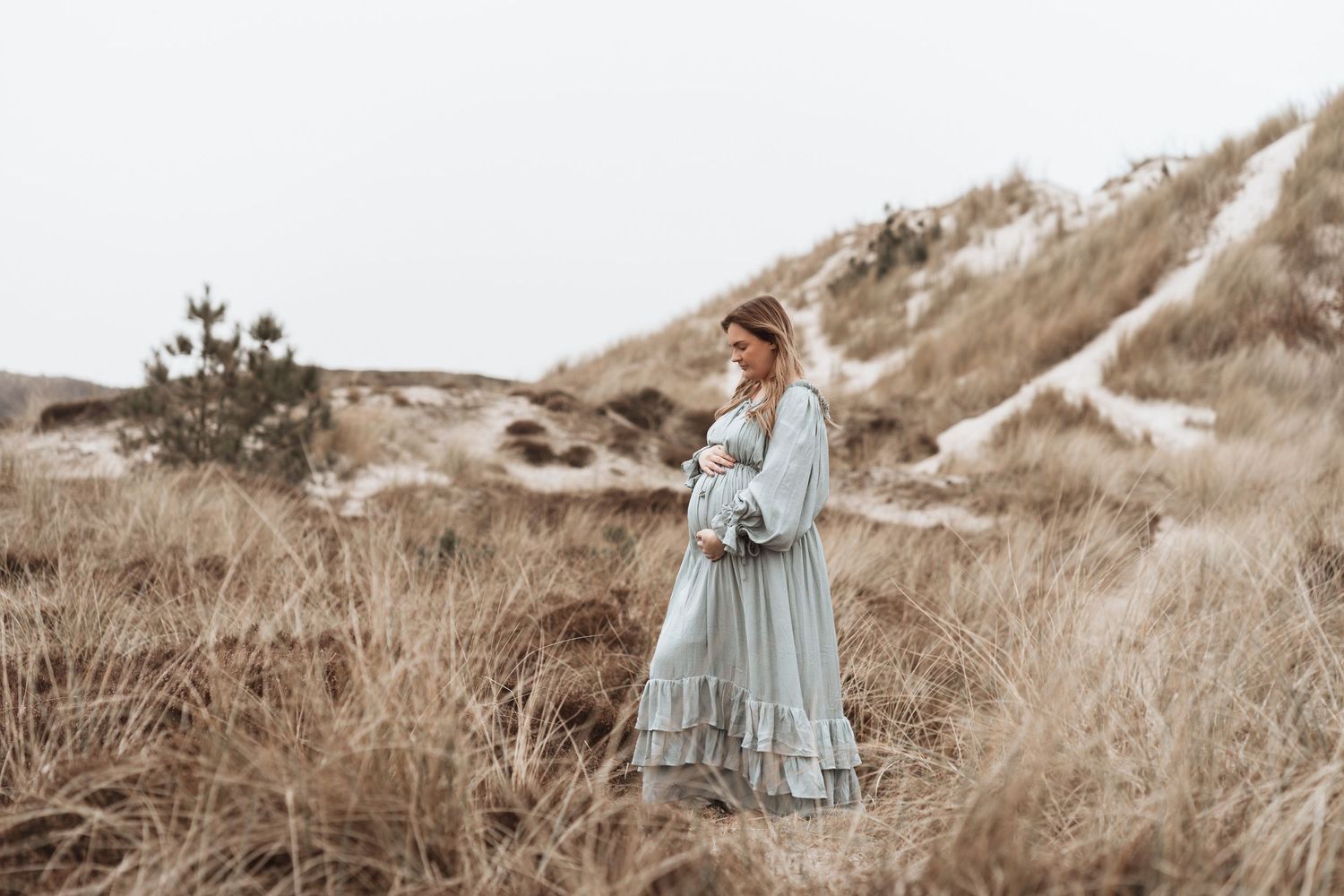 zwangerschaps fotoshoot in Hargen aan zee met jurk van Salted the Label uit de clientcloset