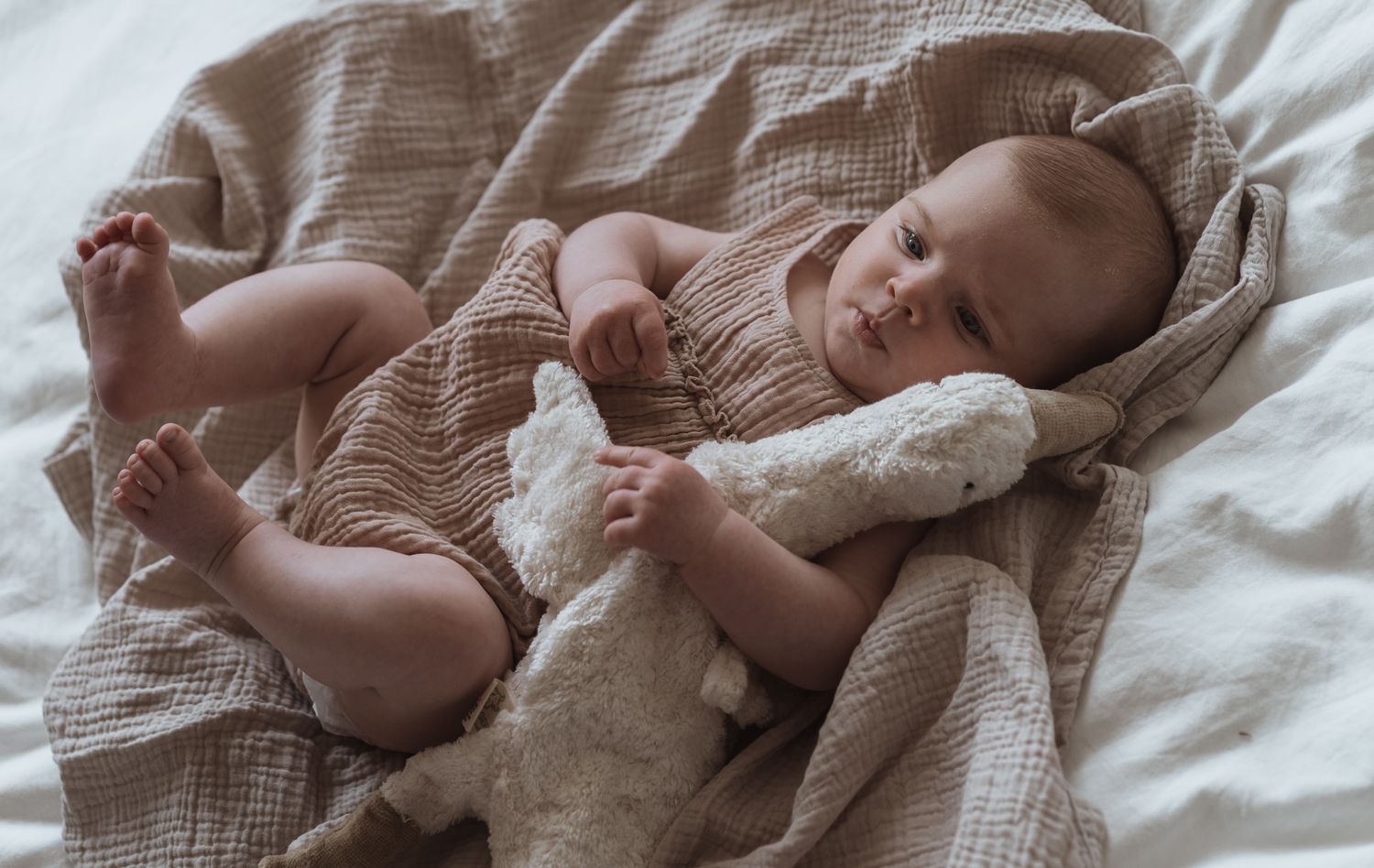 Baby met gans knuffel van Senger Naturwelt