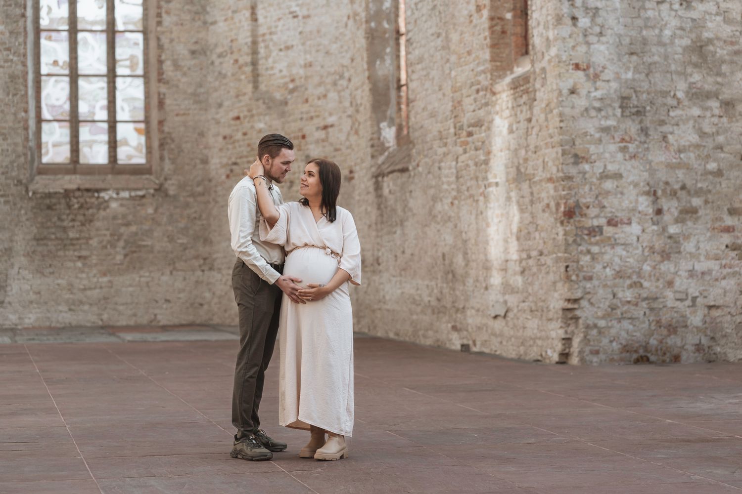 Zwangerschap fotoshoot met man in Broerekerk Bolsward