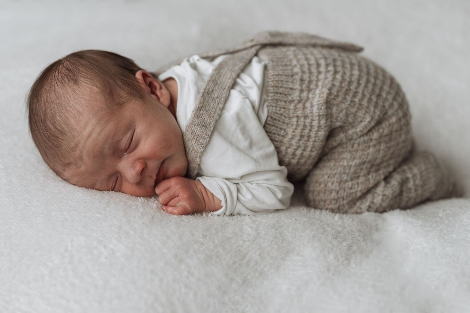 slapende baby in gebreid pakje van Play up