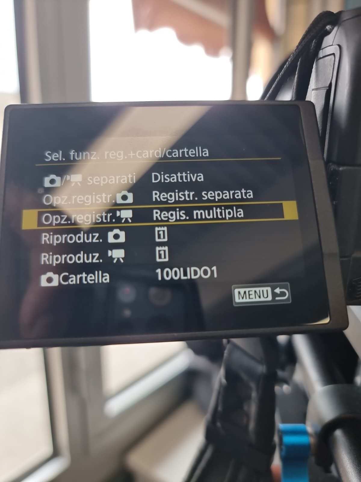 Sony camera LCD screen displaying Italian menu settings for dual card recording options and folder configuration.
