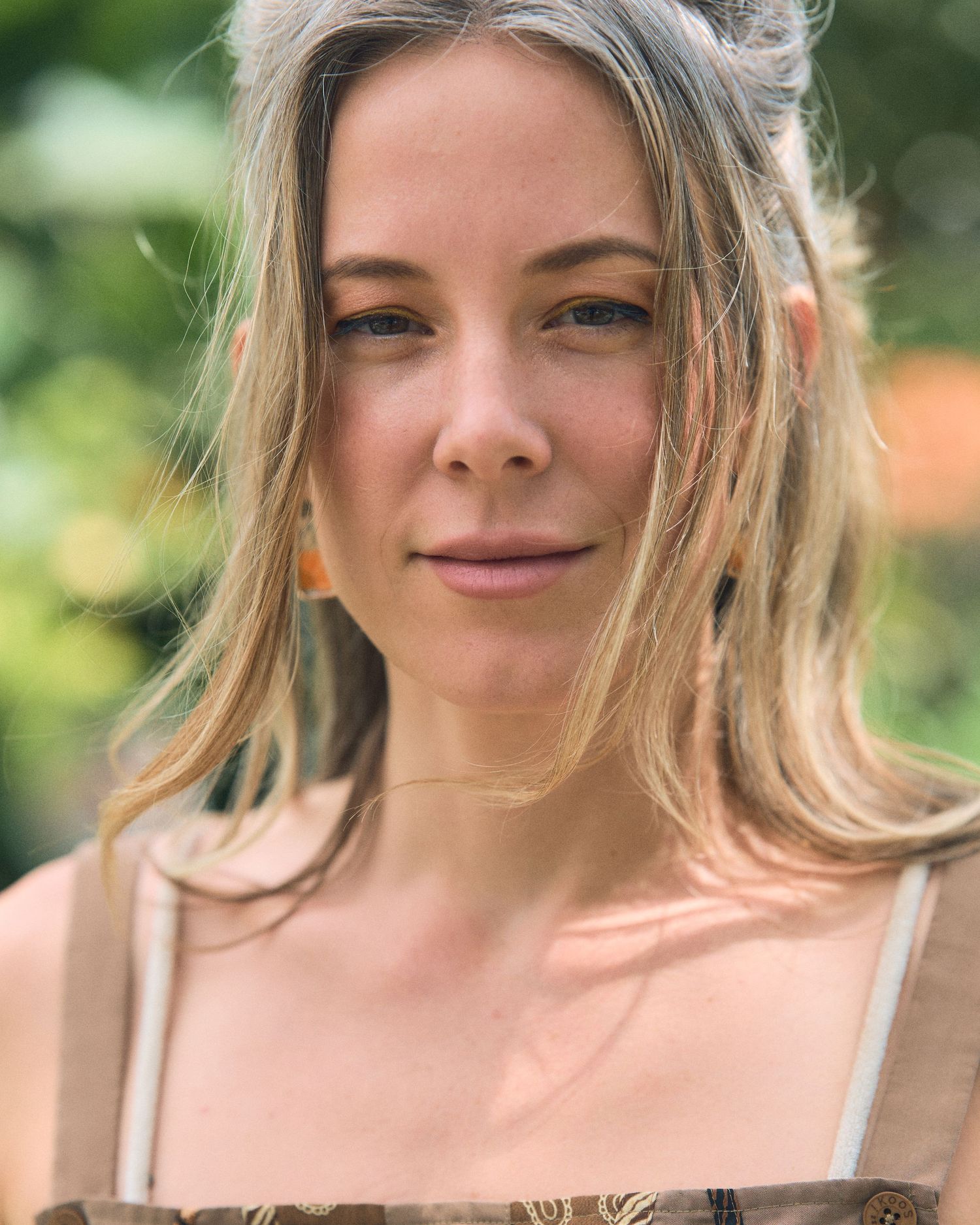 Sunlit outdoor portraits capturing natural expressions and emotions.
