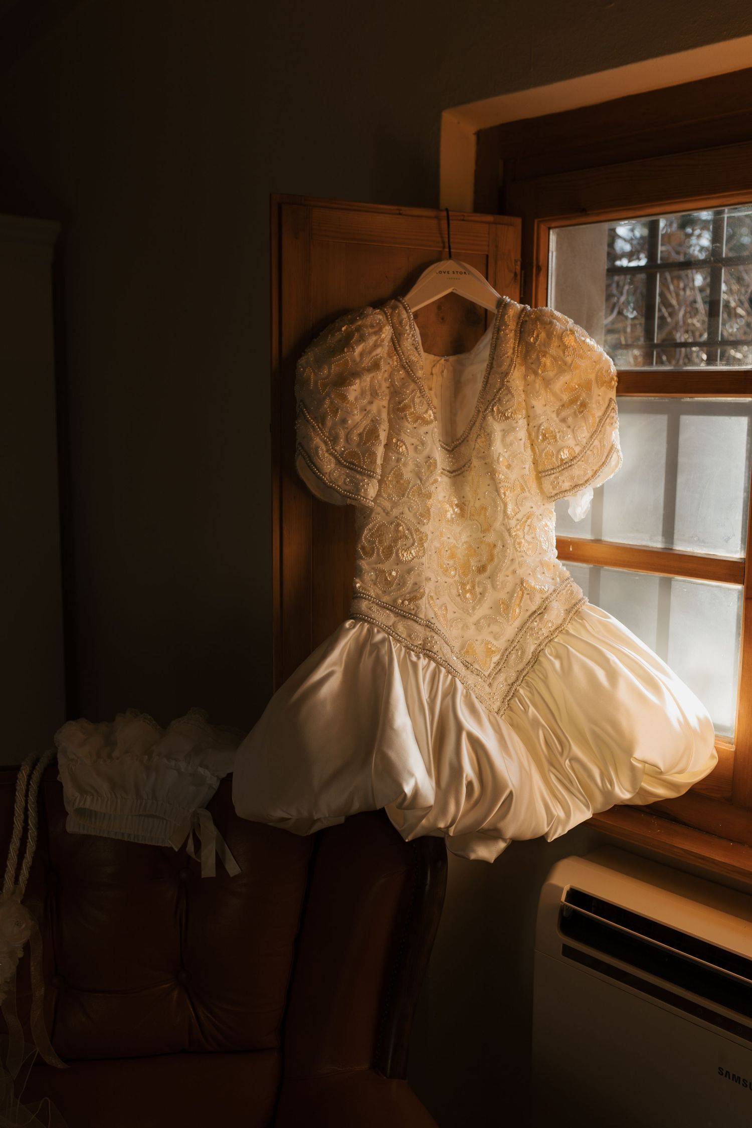 wedding luxury Tuscany wedding Spadaforte venue elopement destination getting ready bride dress