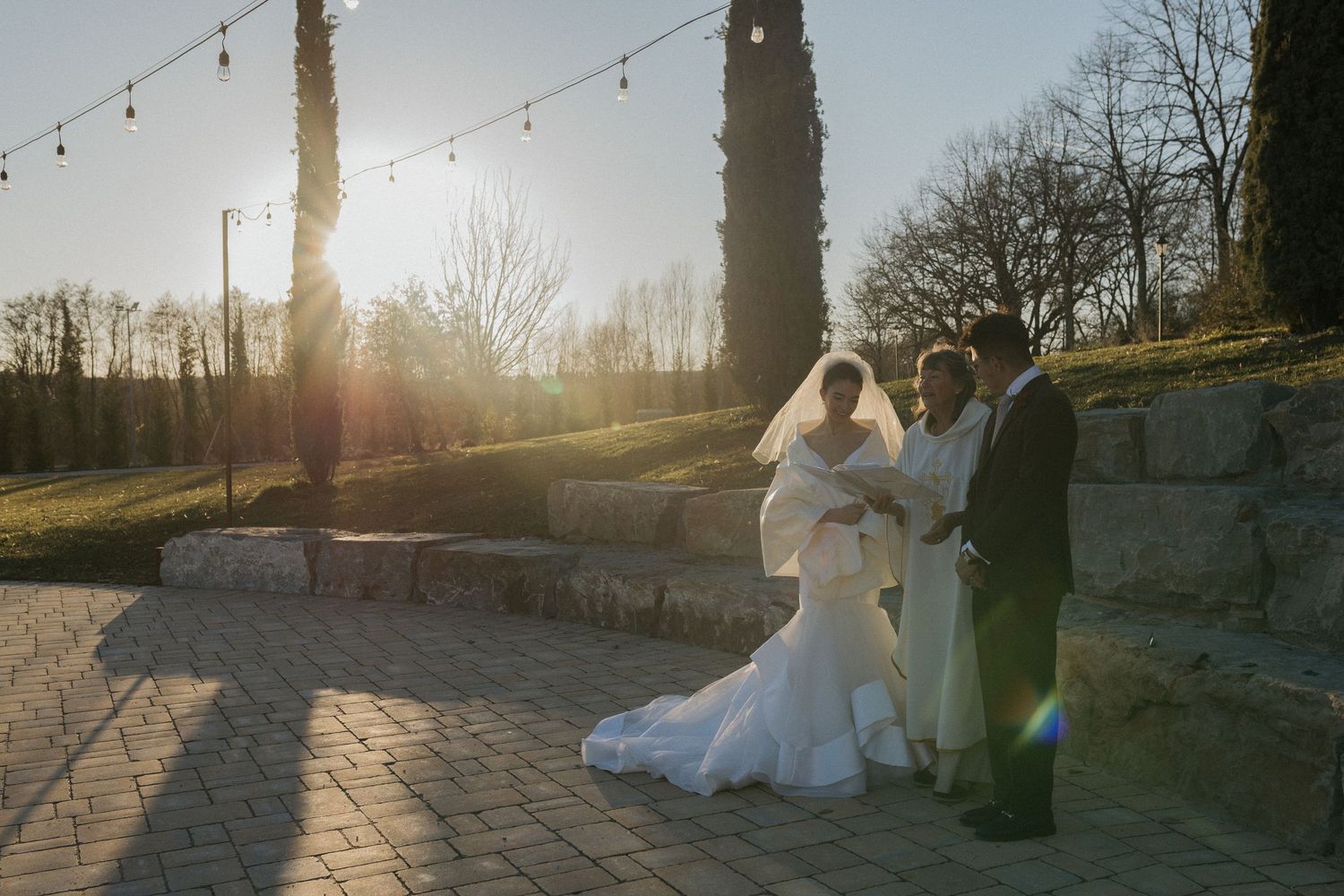 Couple wedding luxury Tuscany wedding Spadaforte venue elopement destination sunset light golden hour cerimony