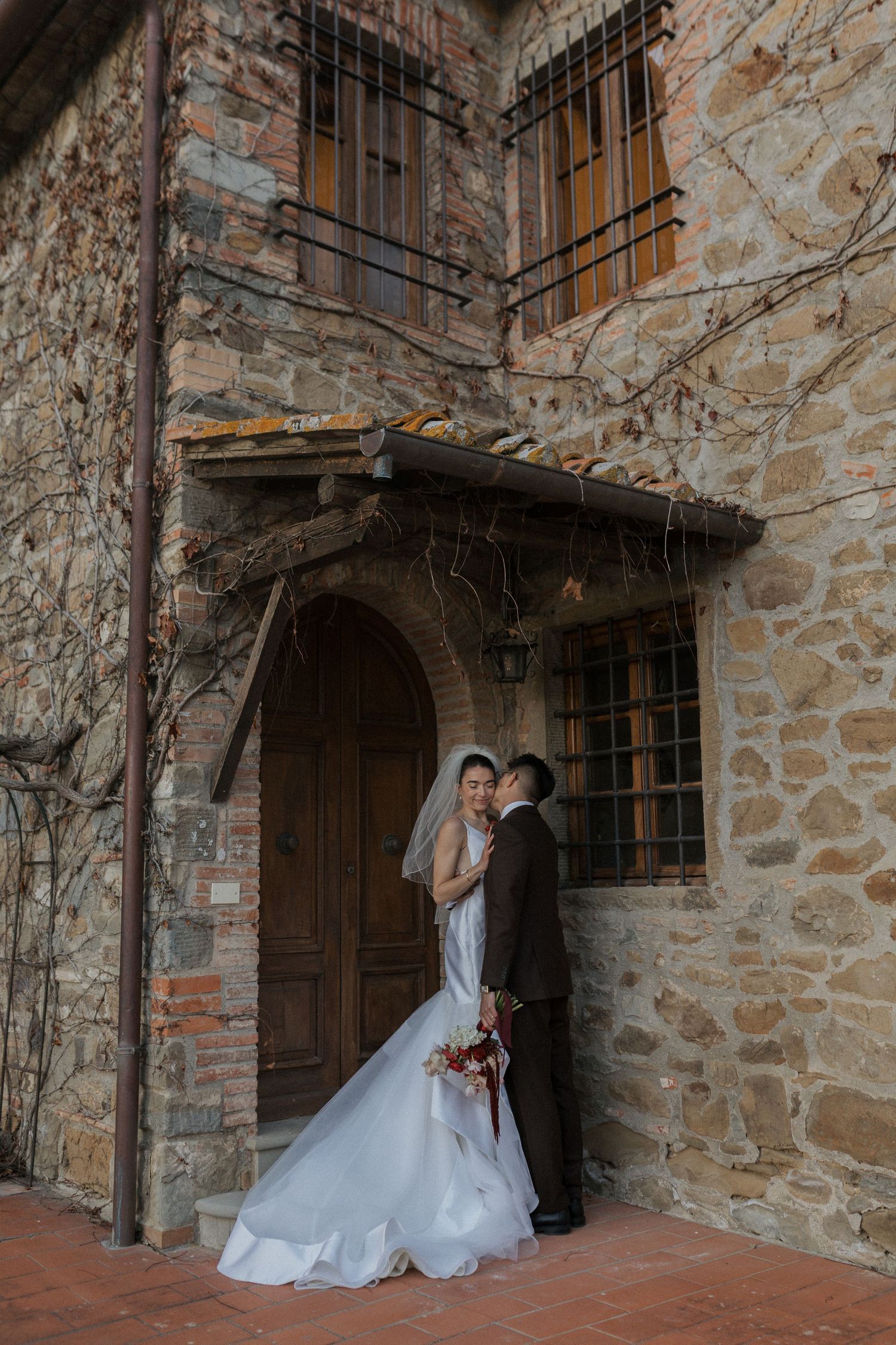 Couple wedding luxury Tuscany wedding Spadaforte venue elopement destination