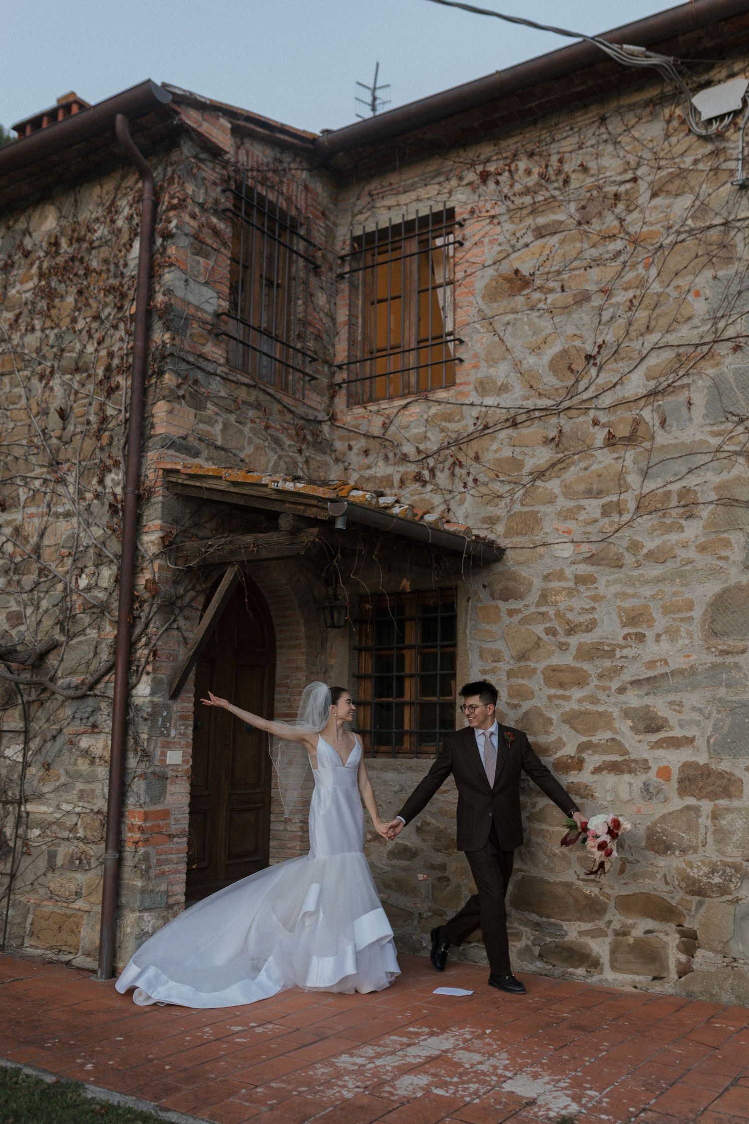Couple wedding luxury Tuscany wedding Spadaforte venue elopement destination