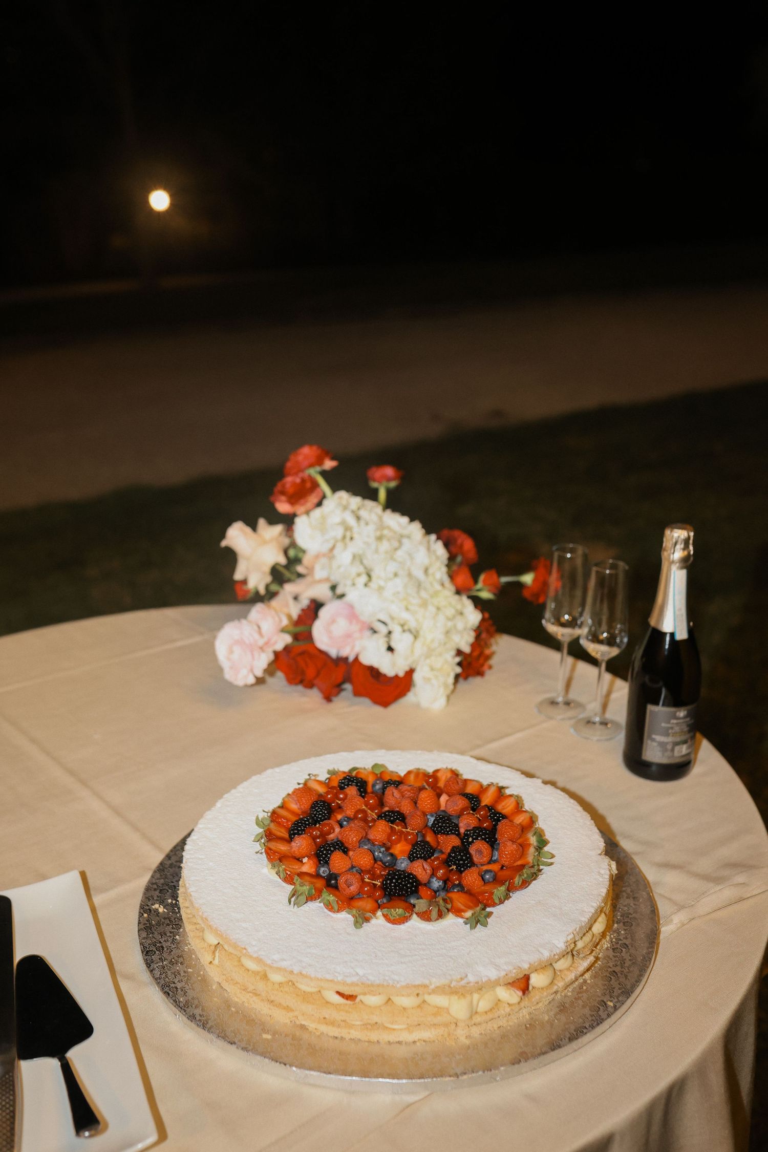 Couple wedding luxury Tuscany wedding Spadaforte venue elopement destination cake