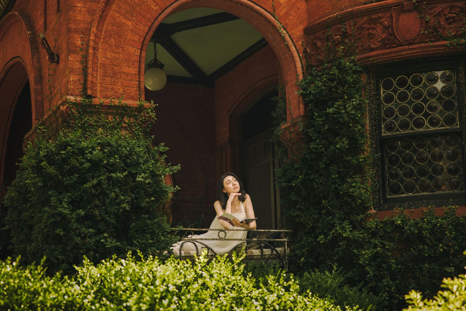 Timeless outdoor portrait photography in Savannah Georgia
