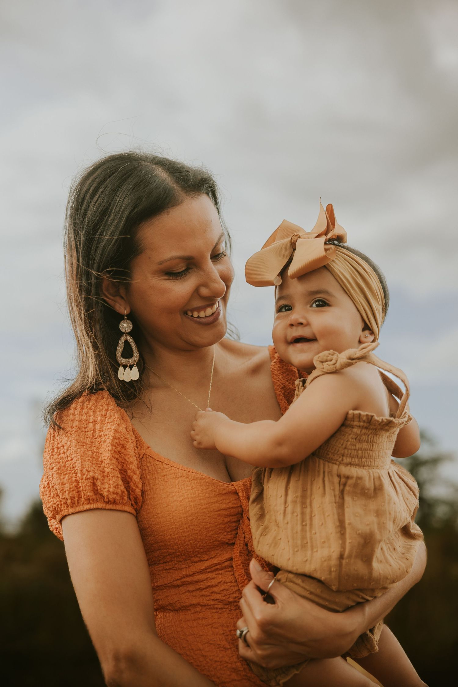 lifestyle family photographer capturing a mother and baby outdoor in the CSRA