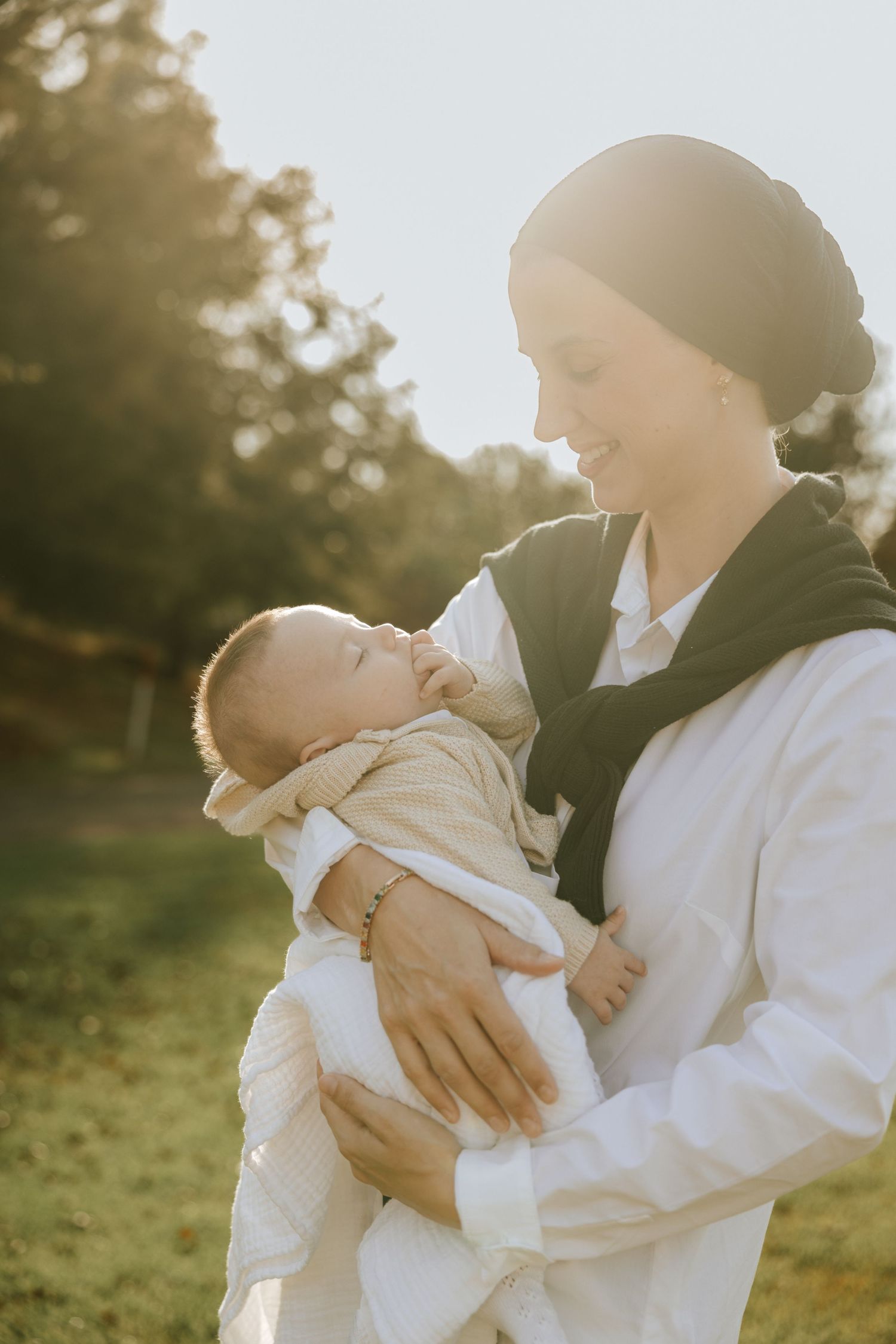 Natural motherhood moment documented at outdoor by a lifestyle family photographer, Iris chen photography