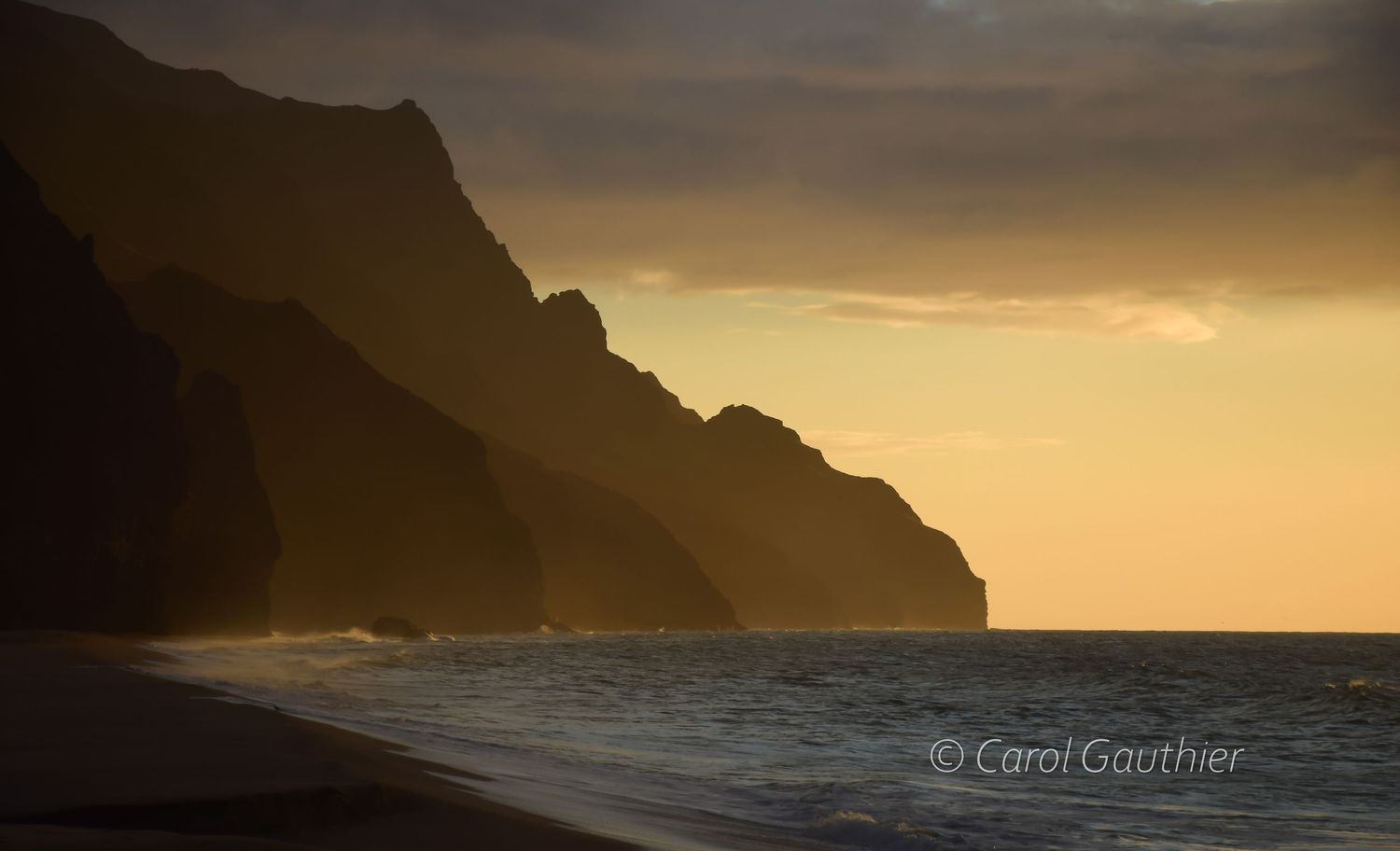 Sunset at Kalalau beach, Kauai, Hawaii.