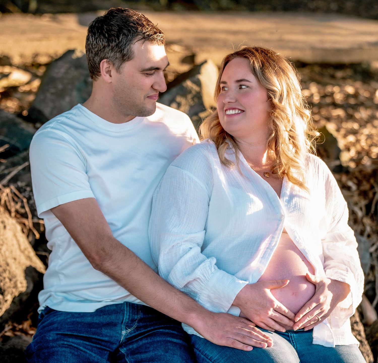 Expectant couple during an outdoor maternity session – Auckland maternity photographer, Mairangi Bay Beach.
