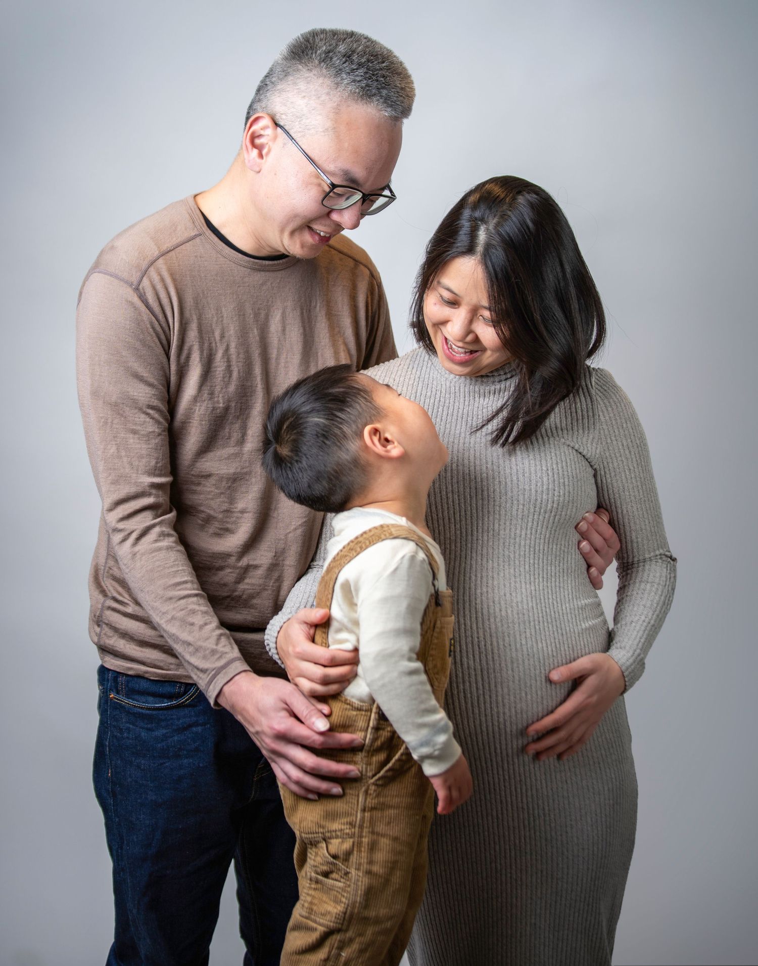 In studio Hillcrest North Shore, Family maternity portrait with parents and young child – Auckland North Shore photographer