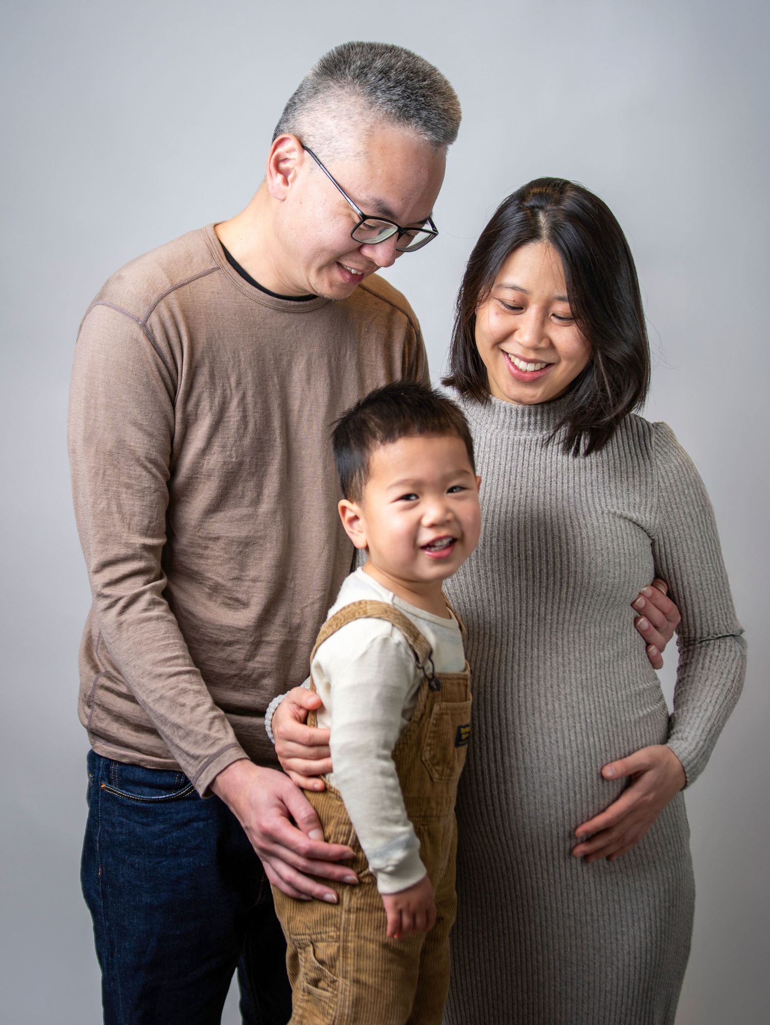 Family maternity portrait with parents and young child – Auckland family and maternity photography, in studio Hillcrest, North Shore.