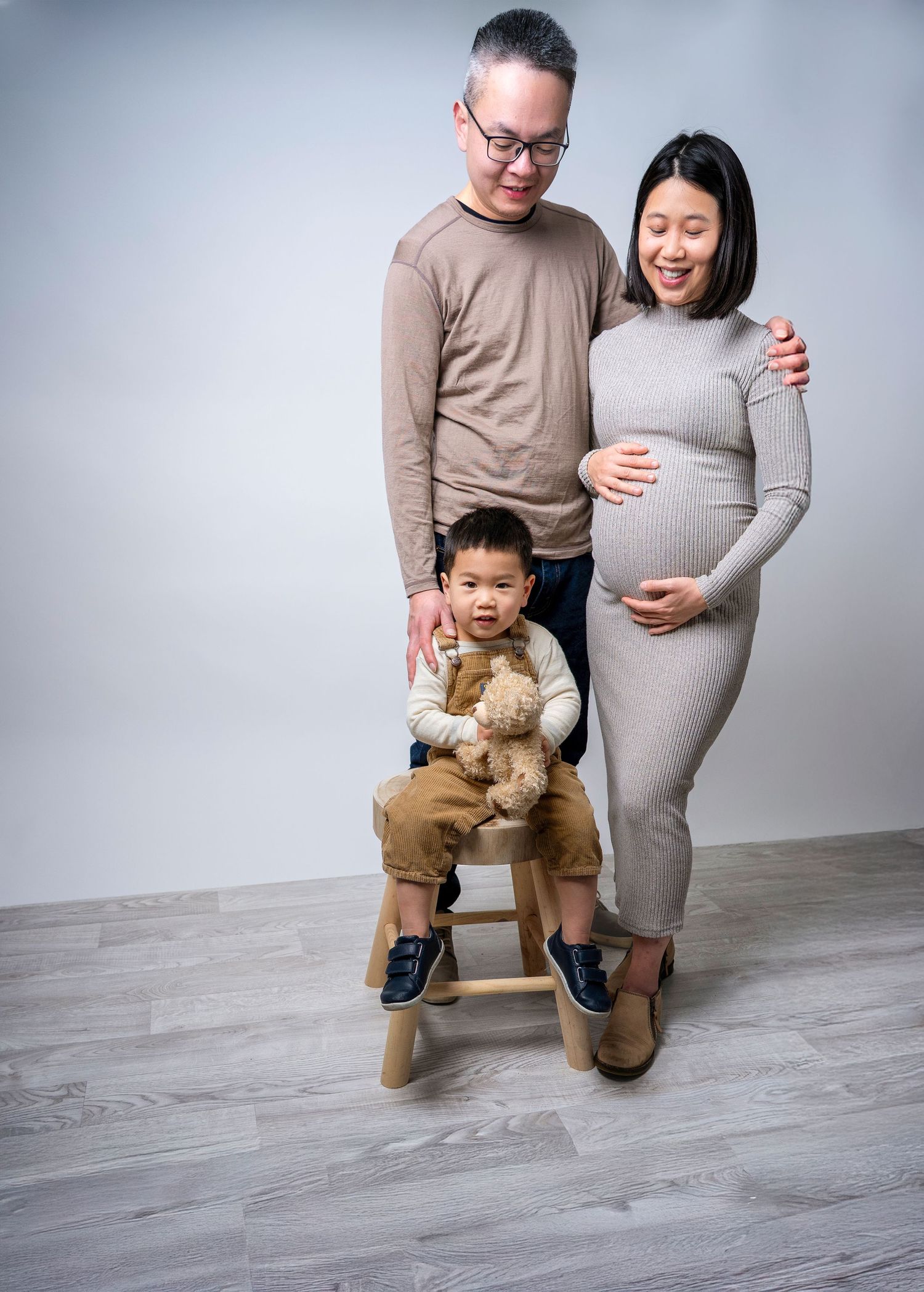In studio Hillcrest North Shore, Pregnant mother posing in studio – natural Auckland maternity photography