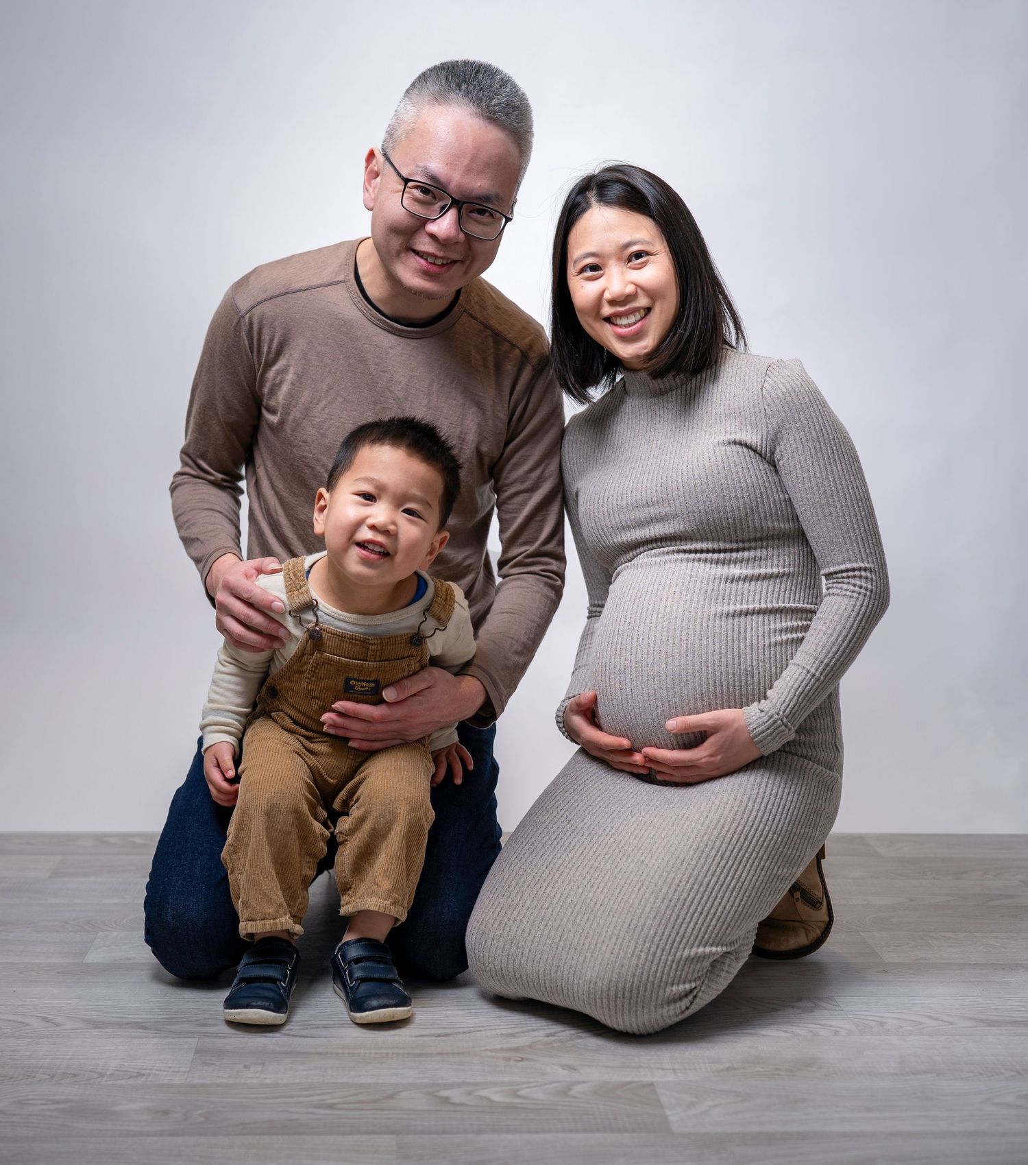 In studio Hillcrest North Shore, Family maternity portrait in studio with parents and child – Auckland photographer