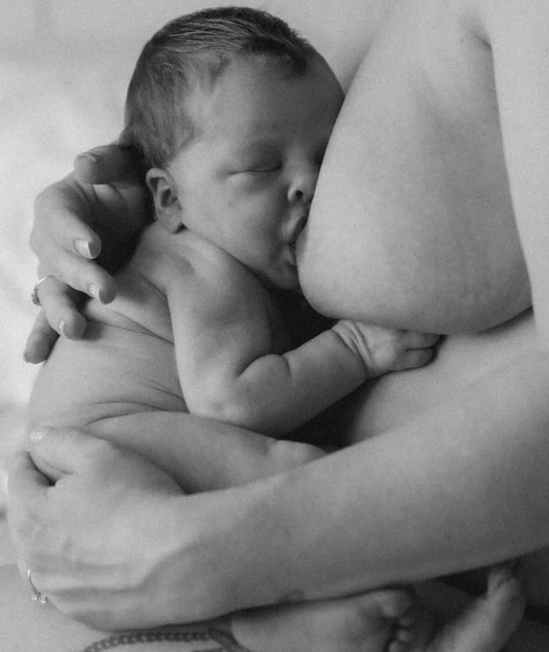 ALILOPHOTO MATERNITY MOTHERHOOD NEWBORN PHOTOGRAPHER NEARBY