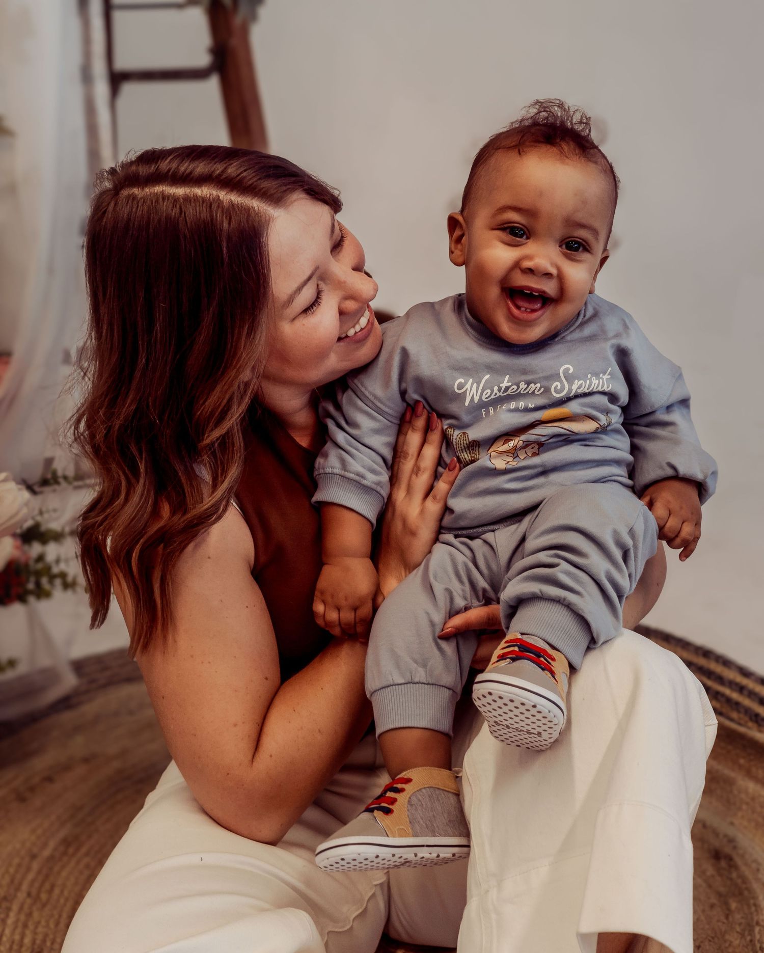 Une mère et son bébé lors d'une séance photo en studio