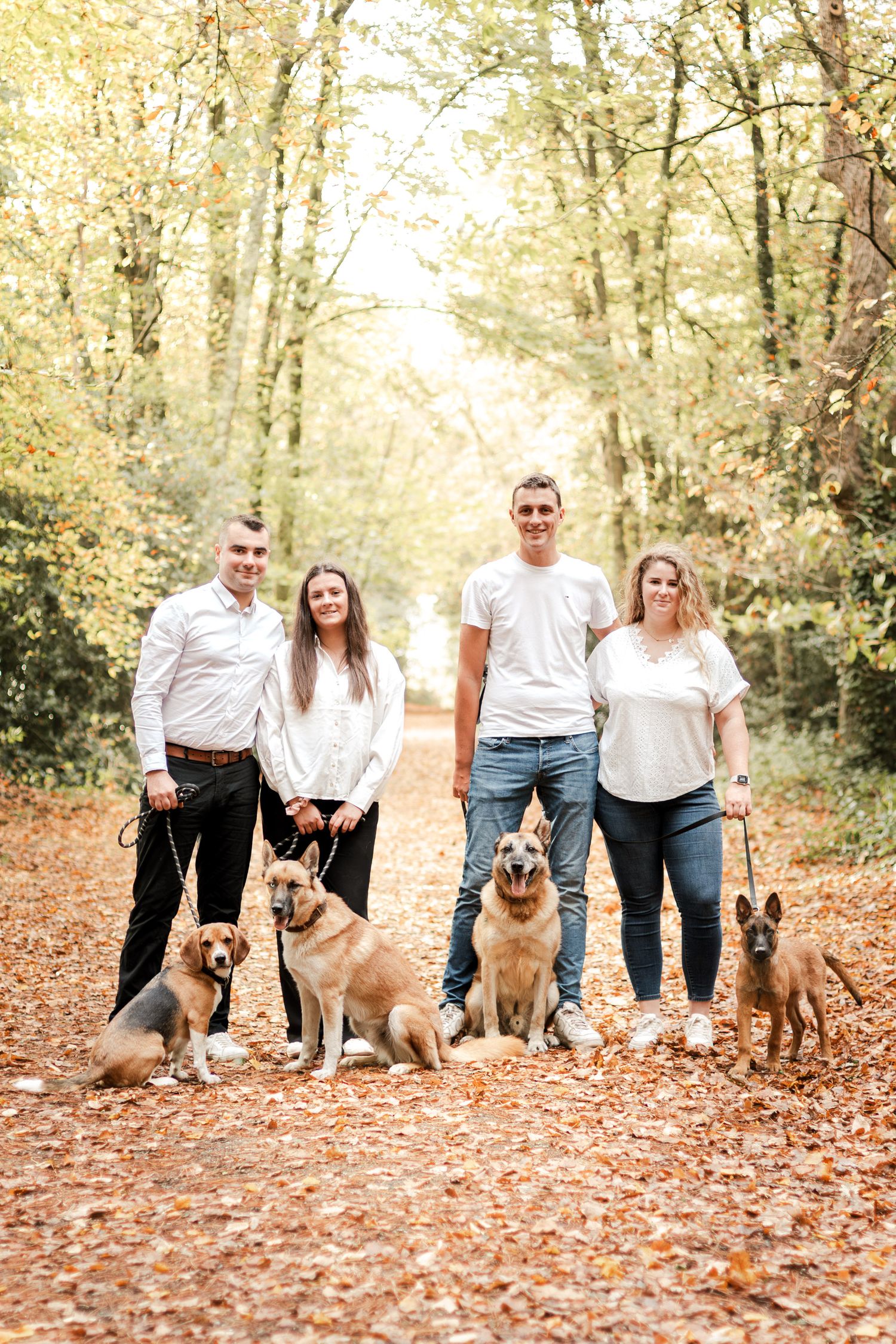 Photo famille forêt chien