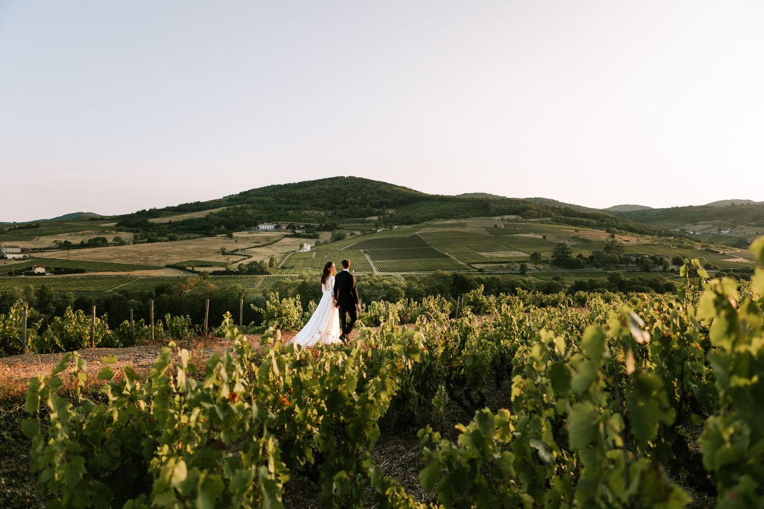 Photo mariage mariés vignobles crépuscule 2026
