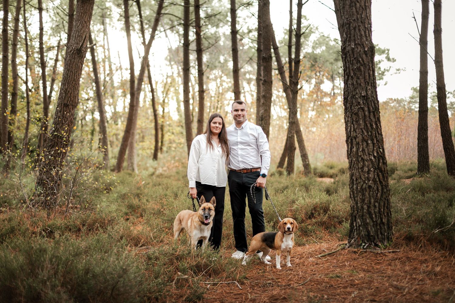 Photo famille forêt chien
