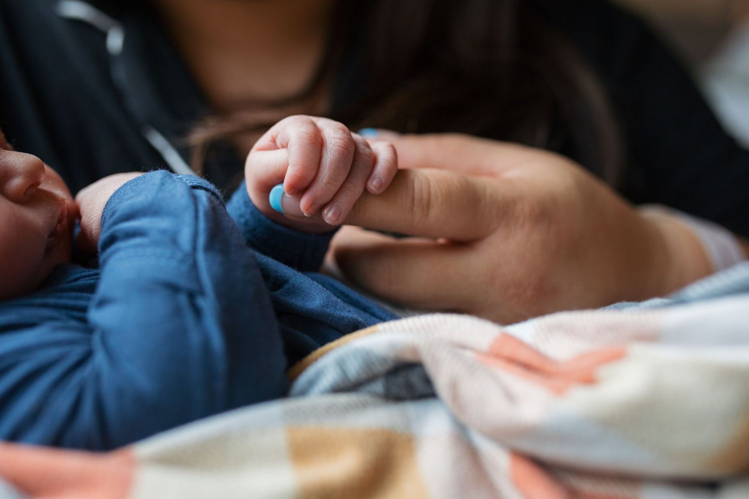 close up of newborn baby gripping mom's finger Fresh 48 session by Sara Elizabeth Photography Boise Idaho