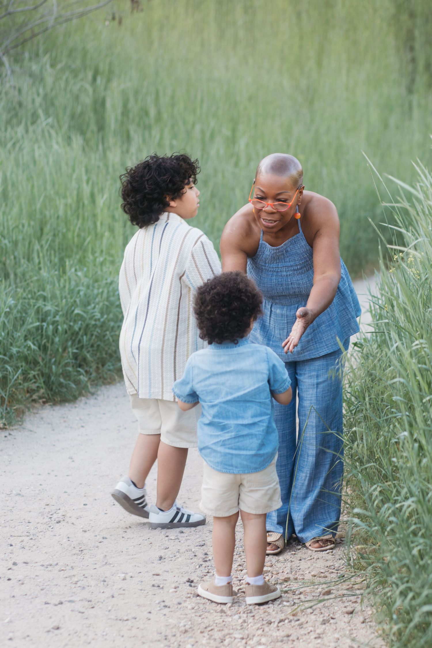 Grandmother laughing and interacting with grandchildren during an extended family session at Camel’s Back Park.