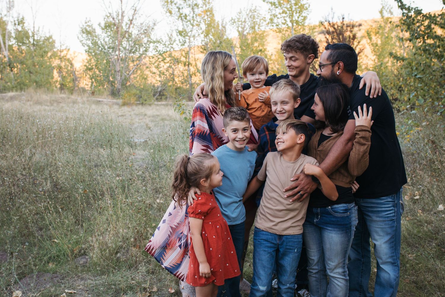 Large family gathered together during a relaxed outdoor lifestyle family photo session in Boise, Idaho