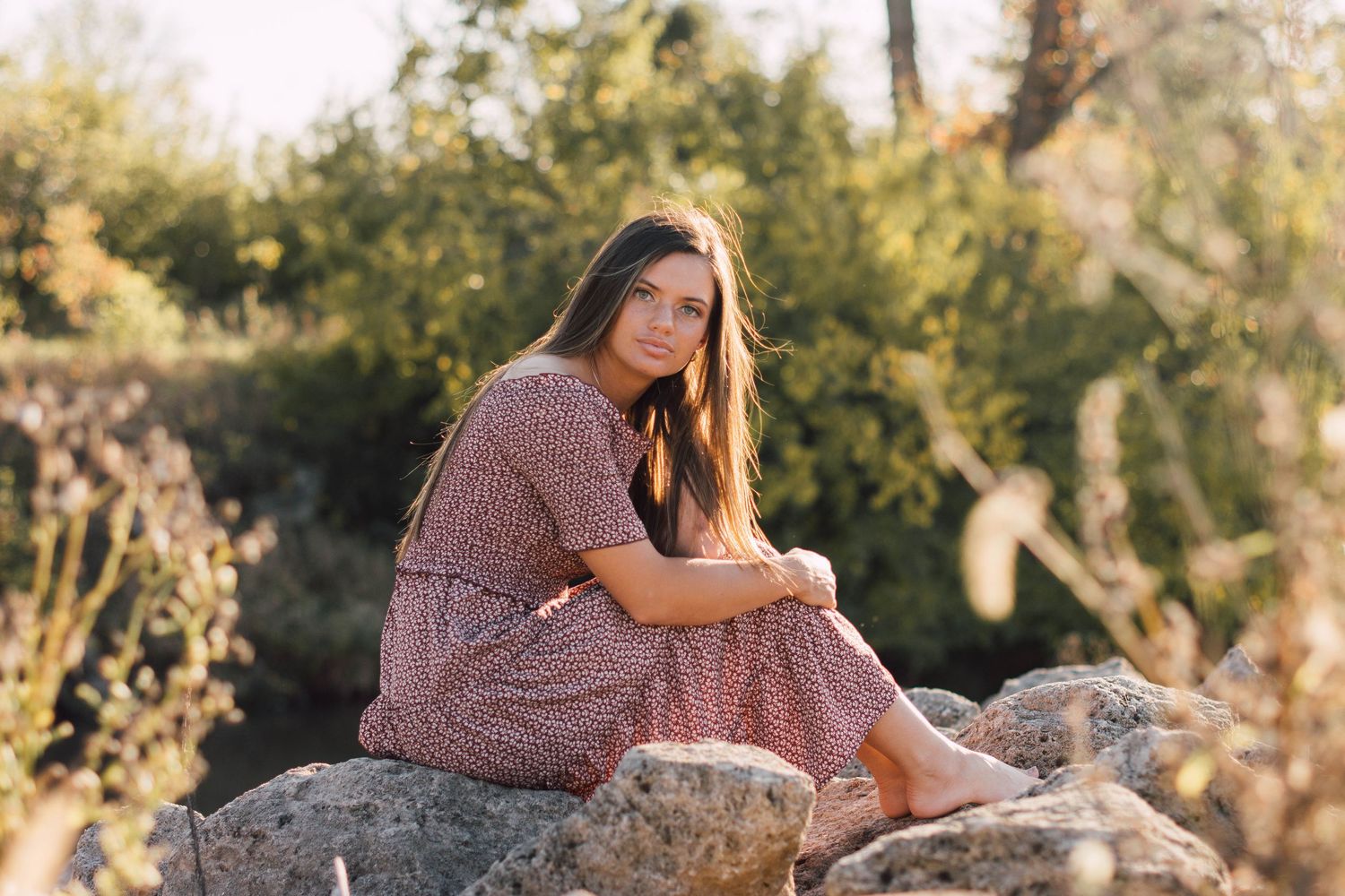 Rustic outdoor photoshoot with natural autumn scenery.